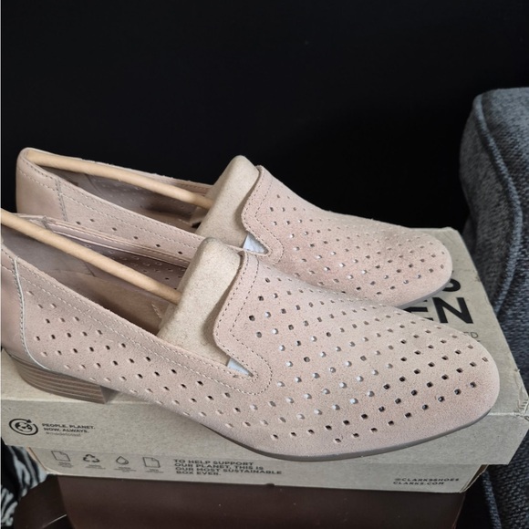 NIB women’s Clark’s-Juliet Hayes loafer perforated slip ons size 9w - Picture 1 of 4